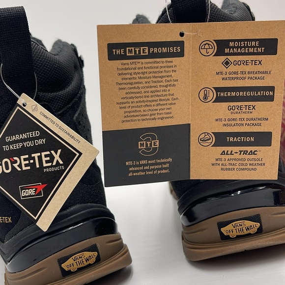 Vans WMNS Ultrarange Exo Hi Gore Black/Gold
VN0A5JHXZX1
Boots All Weather Sneakr - Picture 15 of 16